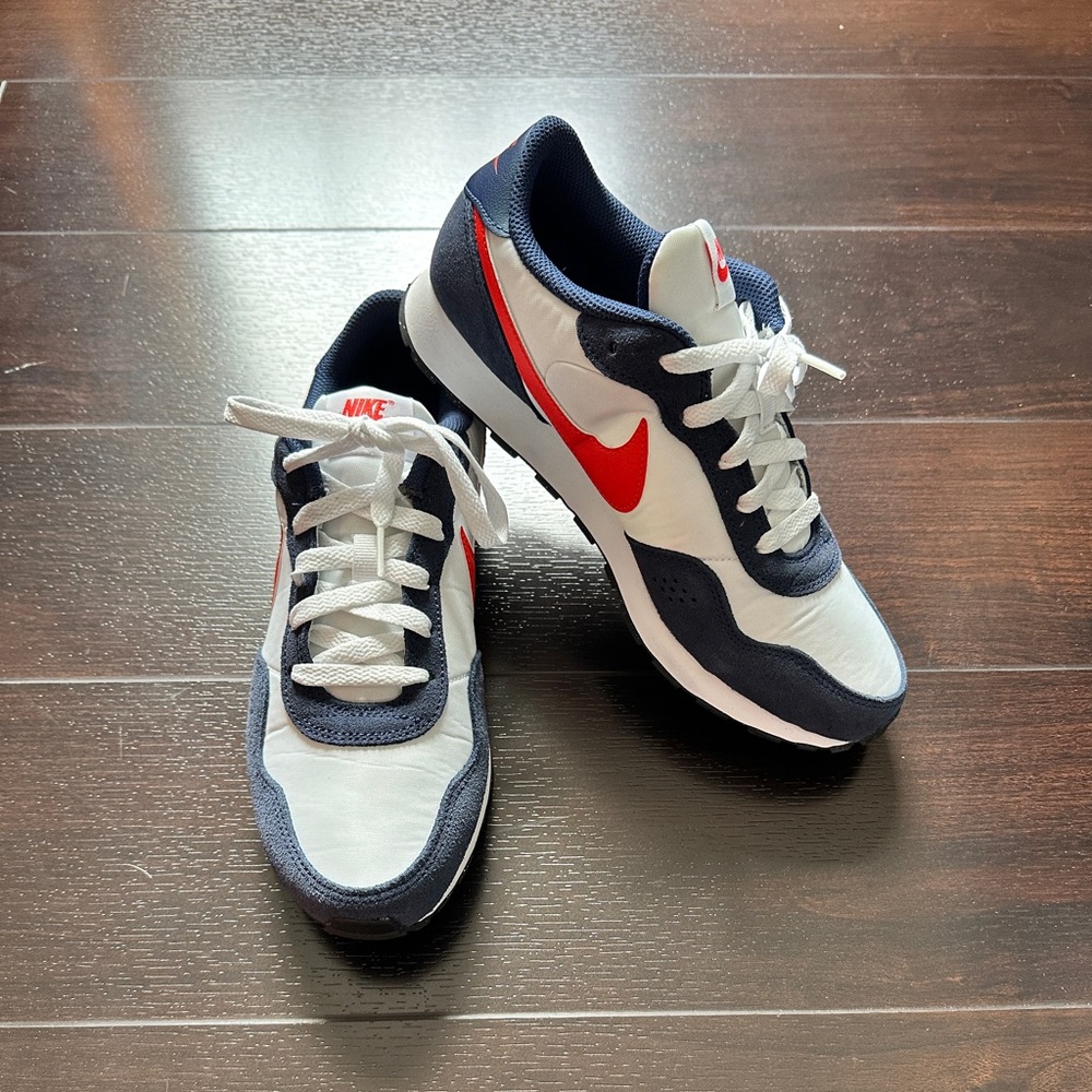 Retro Nike Suede MD Valiant Kids 7Y (Women’s 8.5)